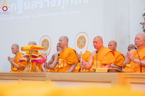 ภาพ No.100945:พิธีทอดกฐินบรมจักรพรรดิสร้างทุกสิ่ง ณ วัดพระธรรมกายออเรกอน ประเทศสหรัฐอเมริกา  วันอาทิตย์ ที่ 26 พฤศจิกายน พ.ศ. 2566