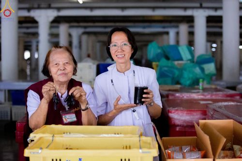 ภาพ No.58816:V.40 ภัตตาหารพระหมื่นวัด เราจัดให้ การปฏิบัติงานของเจ้าหน้าที่และอาสาสมัคร เพื่อรับบุญในการถวายภัตตาหาร แด่คณะสงฆ์ 10,000 กว่าวัดทั่วประเทศ ที่มาร่วมงานวันคุ้มครองโลก จันทร์ที่ 22 เมษายน พ.ศ. 2567 ณ วัดพระธรรมกาย