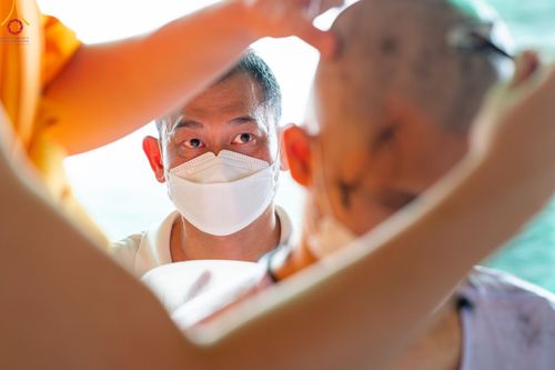 ภาพ No.82517:พิธีปลงผมนาคธรรมทายาท ในโครงการธรรมทายาทระดับอุดมศึกษา รุ่นที่ 50 ภาคฤดูฝน ในวันที่ 10 มิถุนายน พ.ศ. 2566 ณ วัดพระธรรมกาย