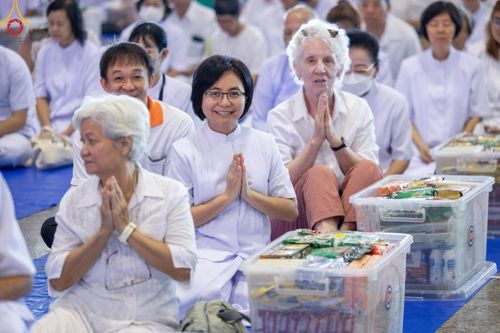 ภาพ No.137165:พิธีตักบาตร และปฏิบัติธรรม ในวันวิสาขบูชา วันพุธที่ 22 พฤษภาคม พ.ศ. 2567 ( วันพระขึ้น15 ค่ำ เดือน 6 ) ณ วัดพระธรรมกาย จ.ปทุมธานี