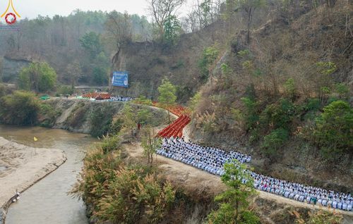 ภาพ No.139341:Photo Story  มหัศจรรย์วัดดงดินแดง Episode 7 พระภิกษุ-สามเณร ในโครงการบรรพชาอุปสมบทหมู่  กว่า 500 รูป ศีลจาริณีและสาธุชนกว่า 500 คน ร่วมพิธีบูชาข้าวพระ วัดดงดินแดง ต.ม่อนจอง อ.อมก๋อย จ.เชียงใหม่ วันอาทิตย์ที่ 7 เมษายน พ.ศ.2567