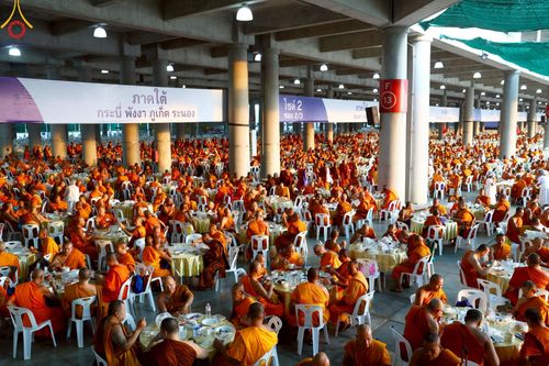 ภาพ No.219272:บรรยากาศการเดินทางเข้าวัดพระธรรมกาย , การต้อนรับปฏิสันถาร , การฉันภัตตาหารเช้า , การลงทะเบียนพระสังฆาธิการ  เนื่องในวันคุ้มครองโลก พิธีถวายมหาสังฆทานคณะสงฆ์ 40,000 กว่าวัดทั่วประเทศ ณ วัดพระธรรมกาย