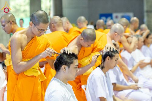 ภาพ No.230716:วันที่ 29 มิถุนายน พ.ศ.2568 พิธีตัดปอยผมและปลงผมนาคธรรมทายาท โครงการบรรพชาอุปสมบทหมู่ รุ่นเข้าพรรษา ณ วิหารคด วัดพระธรรมกาย