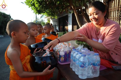 ภาพ No.61067:สามเณรออกบิณฑบาต และกิจกรรมอบรมสามเณร ในโครงการบรรพชาสามเณรฟื้นฟู พระพุทธศาสนาทั่วไทย ณ ศูนย์อบรมที่พักสงฆ์บ้านร่มเย็น จ.นราธิวาส วันที่ 2-15 เมษายน พ.ศ. 2567