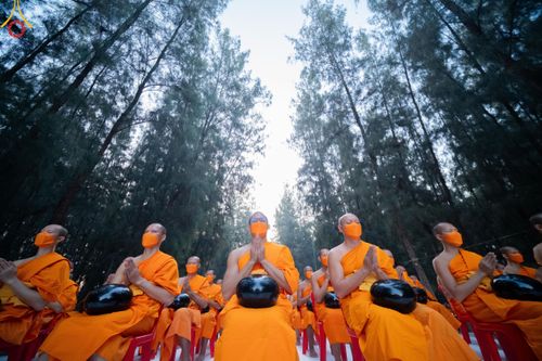 ภาพ No.107373:พิธีตักบาตรพระธรรมยาตราฯ ในโครงการธรรมยาตรากตัญญูบูชา มหาปูชนียาจารย์ พระมงคลเทพมุนี(สด จนฺทสโร) พระผู้ปราบมาร ปีที่ 12 ณ อนุสรณ์สถานมหาวิหารพระมงคลเทพมุนี อ.สองพี่น้อง จ.สุพรรณบุรี วันที่ 7 มกราคม พ.ศ. 2567
