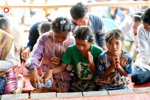 ภาพ No.174447:พิธีตักบาตรพระ,พิธีทอดผ้าป่า พิธีกลั่นแผ่นดินโปรยรัตนชาติ  สร้างพระอุโบสถและเจดีย์ วัดป่าสัมมาทิฏฐิและวัดสิริขันโท แขวงอัตตะปือ สปป. ลาว วันที่ 29 ตุลาคม พ.ศ. 2567