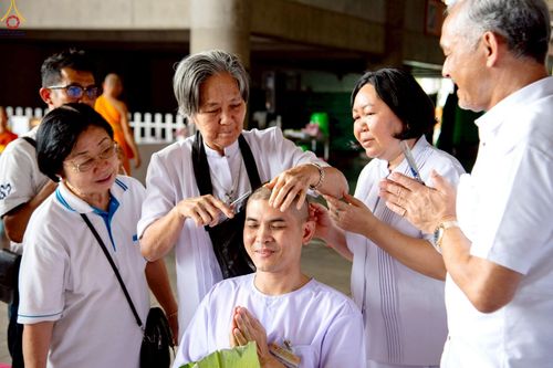 ภาพ No.230775:วันที่ 28 มิถุนายน พ.ศ. 2568 พิธีตัดปอยผมและปลงผม โครงการบวชพระนานาชาติ AEC & WAB รุ่นที่ 9 ณ วิหารคด 2 วัดพระธรรมกาย