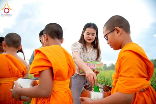 ภาพ No.217934:วันศุกร์ที่ 11 เมษายน พ.ศ. 2568 พระและสามเณร 99 รูป จากศูนย์ปฏิบัติธรรมระยอง(บ้านช่องลม) บิณฑบาต ณ ทุ่งปอเทือง ต.บางบุตร อ.บ้านค่าย จ.ระยอง เพื่อเป็นการฝึกสามเณรภาคฤดูร้อน ผ่านกิจวัตรบิณฑบาตในพื้นที่ชุมชน