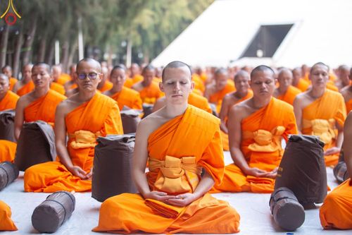 ภาพ No.189196:พระธรรมยาตราปฏิบัติธรรม และถ่ายภาพหมู่ประวัติศาสตร์ ในโครงการธรรมยาตรา กตัญญูบูชา มหาปูชนียาจารย์ พระมงคลเทพมุนี(สด จนฺทสโร) พระผู้ปราบมาร อนุสรณ์สถาน 7 แห่ง ปีที่ 13 วันที่ 4 มกราคม พ.ศ. 2568 ณ อนุสรณ์สถานมหาวิหารพระมงคลเทพมุนี (โลตัสแลนด์) อ.สองพี่น้อง