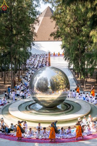 ภาพ No.193255:พิธีต้อนรับพระธรรมยาตรา ณ อนุสรณ์สถาน สถานที่เกิดในเพศสมณะ วัดสองพี่น้อง อำเภอสองพี่น้อง จังหวัดสุพรรณบุรี ในโครงการธรรมยาตรา กตัญญูบูชา มหาปูชนียาจารย์ พระมงคลเทพมุนี(สด จนฺทสโร) พระผู้ปราบมาร อนุสรณ์สถาน 7 แห่ง ปีที่ 13 วันที่ 11 มกราคม พ.ศ. 2568