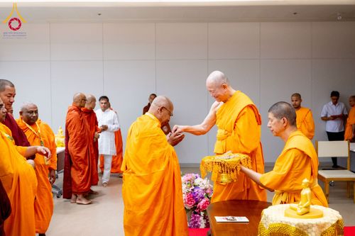 ภาพ No.222373:วันที่ 21 เมษายน พ.ศ. 2568 หลวงพ่อทัตตชีโวต้อนรับคณะสงฆ์ WAB ณ อาคาร 100 ปี คุณยายมหารัตนอุบาสิกาจันทร์ ขนนกยูง วัดพระธรรมกาย