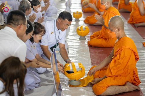 ภาพ No.62556:พิธีถวายบาตรเเละไทยธรรม ในโครงการอุปสมบทหมู่ บูชาธรรมหลวงพ่อธัมมชโย พ.ศ.2567 ณ ลานธรรม พระมหาธรรมกายเจดีย์ วันที่ 13 เมษายน พ.ศ.2567