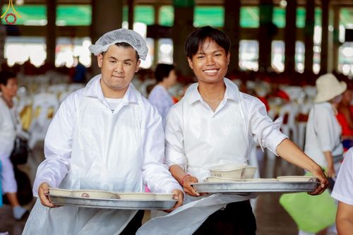 ภาพ No.219401:วันอังคารที่ 22 เมษายน พ.ศ. 2568 พิธีมอบปัจจัยช่วยเหลือครู 4 จังหวัดชายแดนภาคใต้ , พิธีกล่าวคำถวายอุปกรณ์ เพื่อเตรียมการต้อนรับคณะสงฆ์ฯ , พิธีกล่าวคำถวายภัตตาหารเป็นสังฆทาน , คณะสงฆ์ฉันภัตตาหารเพล  เนื่องในวันคุ้มครองโลก พิธีถวายมหาสังฆทานแด่คณะสงฆ์