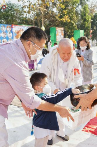 ภาพ No.75704:พิธีเจริญพระพุทธมนต์ และ ตักบาตรพระ 1,111 รูป  บำเพ็ญกุศลเพื่อถวายพระพรชัยมงคลแด่  สมเด็จพระเจ้าลูกเธอ เจ้าฟ้าพัชรกิติยาภา นเรนทิราเทพยวดี กรมหลวงราชสาริณีสิริพัชร มหาวัชรราชธิดา วันเสาร์ที่ 11 กุมภาพันธ์ พ.ศ. 2566 ณ วัดห้วยตองสัก อ.จอมทอง จ.เชียงใหม่