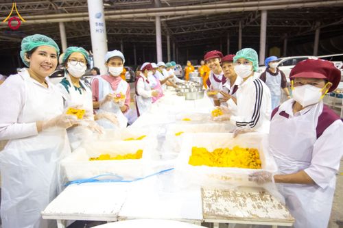 ภาพ No.203193:พิธีถวายภัตตาหารเป็นสังฆทาน แด่พระธรรมยาตรา ณ วัดพระธรรมกาย ตำบลคลองสาม อำเภอคลองหลวง จังหวัดปทุมธานี ในโครงการธรรมยาตรา กตัญญูบูชา มหาปูชนียาจารย์ พระมงคลเทพมุนี(สด จนฺทสโร) พระผู้ปราบมาร อนุสรณ์สถาน 7 แห่ง ปีที่ 13 วันที่ 29 มกราคม พ.ศ. 2568