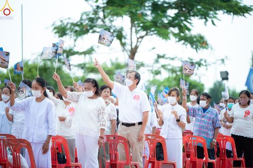 ภาพ No.84373:พิธีทอดผ้าป่า พิธีอัญเชิญปฐมรัตนปฐวี และพิธีตอกเสาเข็มต้นสุดท้าย เพื่อสถาปนาอาคาร 80 ปี หลวงพ่อธัมมชโย ณ ศูนย์ปฏิบัติธรรมวิหารแดง ตำบลเจริญธรรม อำเภอวิหารแดง จ.สระบุรี  วันที่ 23 กรกฎาคม พ.ศ. 2566