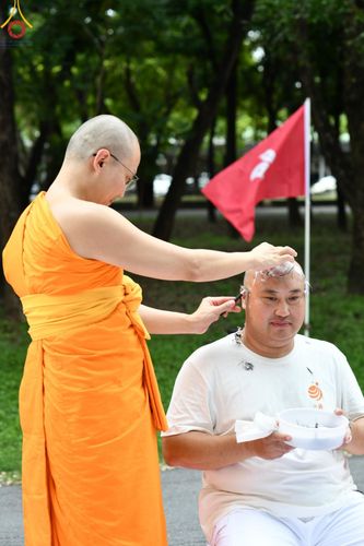 ภาพ No.143877:พิธีตัดปอยผม โครงการอุปสมบทหมู่ พระธรรมทายาทนานาชาติ (ภาษาจีน) รุ่นที่ 19 วันอาทิตย์ที่ 7 กรกฎาคม พ.ศ. 2567 ณ สนามหญ้า หน้าบ้านแก้วอาสาสมัคร วัดพระธรรมกาย