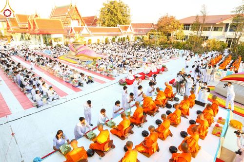 ภาพ No.195337:พิธีตักบาตรพระธรรมยาตรา ณ อนุสรณ์สถานลำดับที่ 3 สถานที่เกิดใหม่ในเพศสมณะ วัดสองพี่น้อง ต.ต้นตาล อ.สองพี่น้อง จ.สุพรรณบุรี ในโครงการธรรมยาตรา กตัญญูบูชา มหาปูชนียาจารย์ พระมงคลเทพมุนี(สด จนฺทสโร) พระผู้ปราบมาร ปีที่ 13 วันที่ 15 มกราคม พ.ศ.2568