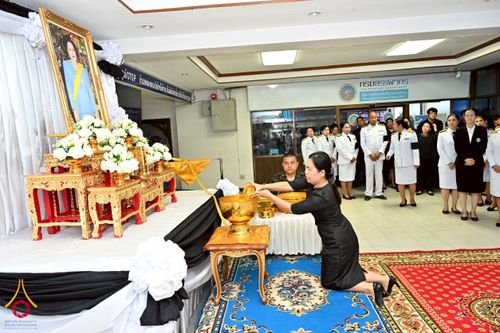 ภาพ No.260888:อำเภอคลองหลวง จัดพิธีสรงน้ำพระบรมศพ สมเด็จพระนางเจ้าสิริกิติ์ พระบรมราชินีนาถ พระบรมราชชนนีพันปีหลวง  ด้วยสำนึกในพระมหากรุณาธิคุณตราบนิจนิรันดร์ วันที่ 26 ตุลาคม พ.ศ. 2568 เวลา 09.30 น. ณ ที่ว่าการอำเภอคลองหลวง จังหวัดปทุมธานี