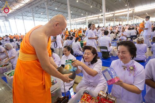 ภาพ No.209329:วันอาทิตย์ที่ 2 มีนาคม พ.ศ. 2568 พิธีตักบาตร ข้าวสารอาหารแห้ง ณ บ้านแก้วเรือนทองคุณยายฯ สภาธรรมกายสากล วัดพระธรรมกาย