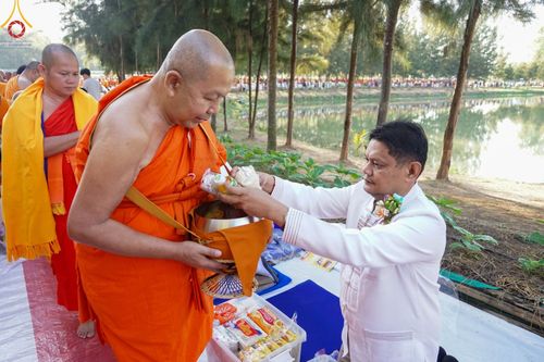 ภาพ No.104999:พิธีตักบาตรพระ ๑,๐๐๐ รูป ฉลองเมืองลำปาง ๑,๓๔๓ ปี วันเสาร์ที่ ๓๐ ธันวาคม พ.ศ. ๒๕๖๖ ณ ศูนย์ปฏิบัติธรรมลำปาง อำเภอเมือง จังหวัดลำปาง