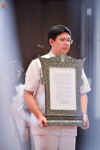 ภาพ No.230934:วันอังคารที่ 1 กรกฎาคม พ.ศ. 2568 ผู้ว่าราชการจังหวัดปทุมธานี เป็นประธานพิธีต้อนรับ สัญญาบัตร พัดยศ พระครูสัญญาบัตรสายต่างประเทศ วัดพระธรรมกาย ประจำปี พ.ศ. 2568 จำนวน 19 รูป
