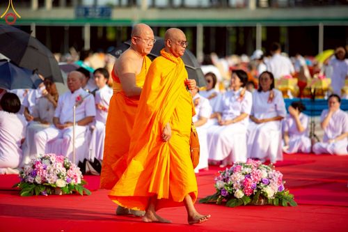 ภาพ No.221557:วันอังคารที่ 22 เมษายน พ.ศ. 2568 ภาพพิธีถวายมหาสังฆทานคณะสงฆ์ 40,000 กว่าวัดทั่วประเทศ เนื่องในวันคุ้มครองโลก ชุดที่ 2 (ปลื้มให้สมการรอคอย) ณ ลานธรรมพระมหาธรรมกายเจดีย์ วัดพระธรรมกาย