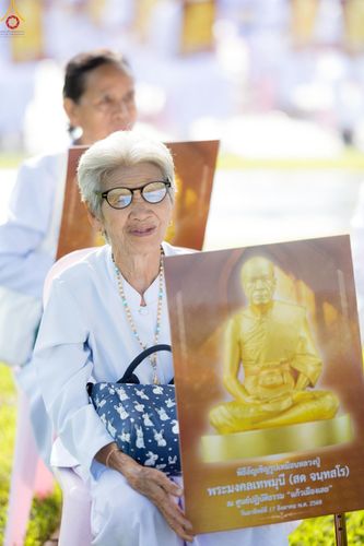 ภาพ No.239172:วันอาทิตย์ที่ 17 สิงหาคม พ.ศ. 2568 พิธีอัญเชิญรูปเหมือนพระมงคลเทพมุนี (สด จันทสโร) ณ ศาลากลางจังหวัดเลย ถึงลานพญานาค สวนสาธารณะกุดป่อง อ.เมือง จ.เลย