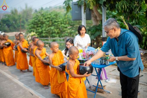 ภาพ No.136979:Photo Story  มหัศจรรย์วัดดงดินแดง Episode 5 กิจกรรมถ่ายภาพหมู่ประวัติศาสตร์ และตักบาตรฉลองพระ-เณรกว่า 500 รูป วันที่ 6 เมษายน พ.ศ. 2567