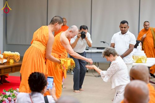 ภาพ No.223035:วันที่ 24 เมษายน พ.ศ. 2568 หลวงพ่อทัตตชีโวต้อนรับคณะสงฆ์ศรีลังกา ณ อาคาร 100 ปี คุณยายมหารัตนอุบาสิกาจันทร์ ขนนกยูง วัดพระธรรมกาย