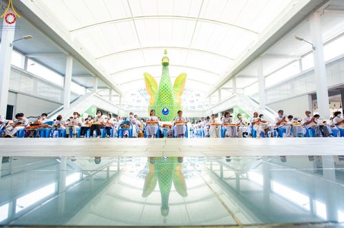 ภาพ No.122865:พิธีสวดพระพุทธมนต์ พิธีทอดผ้าบังสุกุล และพิธีถวายภัตตาหาร เป็นสังฆทานแด่พระภิกษุ สามเณร เนื่องในวันมหาปูชนียาจารย์ วันเสาร์ที่ 3 กุมภาพันธ์ พ.ศ. 2567 ณ หอฉันคุณยายอาจารย์ฯ วัดพระธรรมกาย