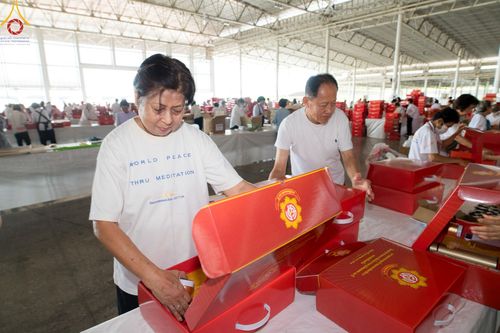 ภาพ No.212254:วันพุธที่ 19 มีนาคม พ.ศ. 2568 การบรรจุไทยธรรมลงกล่องสำเร็จ 43,500 กล่อง เพื่อถวายแด่พระสังฆาธิการ 40,000 กว่าวัดทั่วไทย ในวันคุ้มครองโลก 22 เมษายน พ.ศ. 2568 ณ บ้านแก้วเรือนทองคุณยายฯ วัดพระธรรมกาย