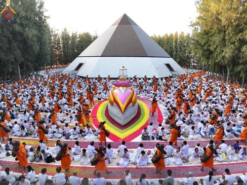 ภาพ No.188757:พิธีต้อนรับพระธรรมยาตรา ในโครงการธรรมยาตรา กตัญญูบูชา มหาปูชนียาจารย์ พระมงคลเทพมุนี(สด จนฺทสโร) พระผู้ปราบมาร อนุสรณ์สถาน 7 แห่ง ปีที่ 13 วันที่ 3 มกราคม พ.ศ. 2568 ณ อนุสรณ์สถานมหาวิหารพระมงคลเทพมุนี (โลตัสแลนด์) อ.สองพี่น้อง จ.สุพรรณบุรี