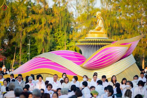 ภาพ No.193090:พิธีตักบาตรพระธรรมยาตรา ณ อนุสรณ์สถานคลองบางนางแท่น อ.สามพราน จ.นครปฐม ในโครงการธรรมยาตรา กตัญญูบูชา มหาปูชนียาจารย์ พระมงคลเทพมุนี(สด จนฺทสโร) พระผู้ปราบมาร อนุสรณ์สถาน 7 แห่ง ปีที่ 13 วันที่ 11 มกราคม พ.ศ.2568