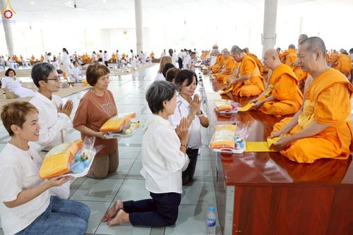 ภาพ No.247016:วันที่ 20 กันยายน พ.ศ. 2568 พิธีถวายเมนูสวรรค์เพื่อการบรรลุธรรม ณ หอฉันคุณยายอาจารย์ฯ วัดพระธรรมกาย