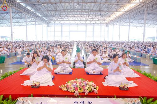 ภาพ No.167489:พิธีตักบาตรและพิธีบูชาข้าวพระ ในวันอาทิตย์ที่ 3 พฤศจิกายน พ.ศ. 2567 ณ วัดพระธรรมกาย