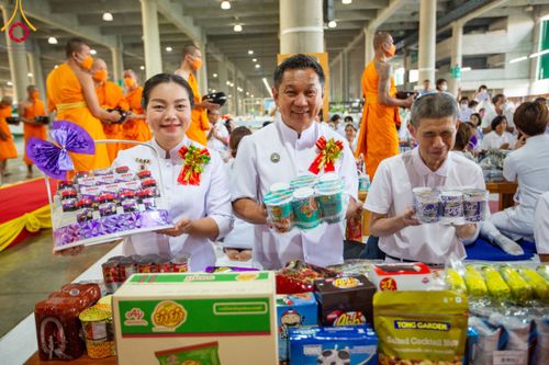 ภาพ No.115469:พิธีตักบาตรฉลองพระใหม่ ในโครงการอุปสมบทหมู่บูชาธรรม 115 ปี คุณยายอาจารย์มหารัตนอุบาสิกาจันทร์ ขนนกยูง วันที่ 19  มกราคม พ.ศ. 2567 ณ มหารัตนวิหารคด วัดพระธรรมกาย