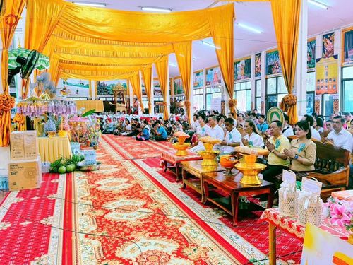 ภาพ No.170108:พิธีทอดกฐิน ณ วัดทุ่งวิจิตร อ.นาดี จ.ปราจีนบุรี ในโครงการกฐินสามัคคีทั่วไทย 30,000 วัด บูชาธรรม 80 ปี หลวงพ่อธัมมชโย โดยคณะศิษยานุศิษย์วัดพระธรรมกาย วันที่ 27 ตุลาคม พ.ศ. 2567