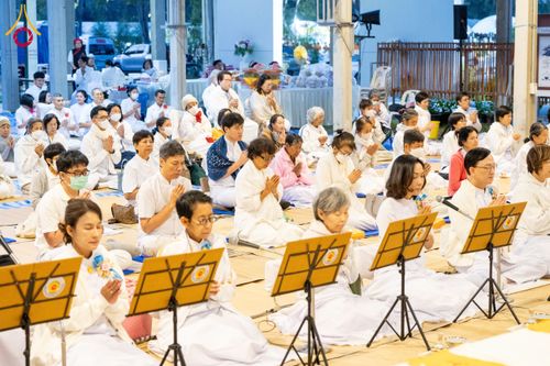 ภาพ No.193715:สาธุชนถวายภัตตาหารเป็นสังฆทาน แด่พระธรรมยาตรา ณ อนุสรณ์สถานมหาวิหารพระมงคลเทพมุนี (โลตัสแลนด์) อ.สองพี่น้อง จ.สุพรรณบุรี ในโครงการธรรมยาตรา กตัญญูบูชา มหาปูชนียาจารย์ พระมงคลเทพมุนี(สด จนฺทสโร) พระผู้ปราบมาร ปีที่ 13 วันที่ 12 มกราคม พ.ศ.2568