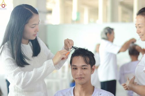 ภาพ No.248597:วันที่ 28 กันยายน พ.ศ. 2568 พิธีตัดปอยผม และปลงผม โครงการอุปสมบทบูชาธรรม 141 ปี พระมงคลเทพมุนี ณ วิหารคด วัดพระธรรมกาย