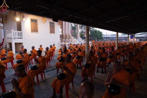 ภาพ No.197636:พิธีตักบาตรพระธรรมยาตรา ณ อนุสรณ์สถานลำดับที่ 4 สถานที่เกิดด้วยกายธรรม วัดโบสถ์(บน) ต.บางคูเวียง จ.นนทบุรี ในโครงการธรรมยาตรา กตัญญูบูชา มหาปูชนียาจารย์ พระมงคลเทพมุนี(สด จนฺทสโร) พระผู้ปราบมาร อนุสรณ์สถาน 7 แห่ง ปีที่ 13 วันที่ 19 มกราคม พ.ศ. 2568