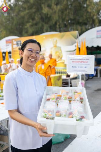 ภาพ No.111002:พิธีถวายภัตตาหารเป็นสังฆทาน แด่คณะพระธรรมยาตราฯ ในโครงการธรรมยาตรา กตัญญูบูชา มหาปูชนียาจารย์ พระมงคลเทพมุนี(สด จนฺทสโร) พระผู้ปราบมาร อนุสรณ์สถาน 7 แห่ง ปีที่ 12 วันที่ 13 มกราคม พ.ศ. 2567 ณ อนุสรณ์สถานมหาวิหารพระมงคลเทพมุนี  (โลตัสแลนด์) อ.สองพี่น้อง จ