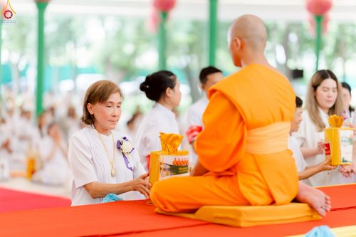 ภาพ No.227697:วันเสาร์ที่ 31 พฤษภาคม พ.ศ.2568 พิธีถวายผ้าไตรแด่สามเณรผู้เข้ารับการอุปสมบท , พิธีอุปสมบทสามเณรเตรียม DCI วัดพระธรรมกาย จ.ปทุมธานี