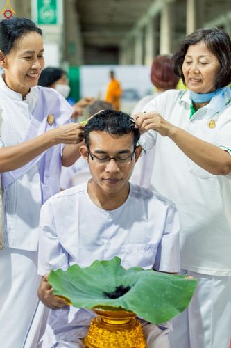 ภาพ No.242954:วันที่ 31 สิงหาคม พ.ศ. 2568 พิธีตัดปอยผมและปลงผม โครงการอุปสมบทหมู่บูชาธรรม ครบรอบ 108 ปี วันครูผู้ค้นพบวิชชาธรรมกาย ณ วัดพระธรรมกาย