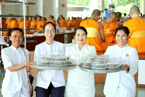 ภาพ No.226909:วันเสาร์ที่ 31 พฤษภาคม พ.ศ. 2568 พิธีถวายภัตตาหารเมนูสวรรค์ "เพื่อการบรรลุธรรม" ณ หอฉันคุณยายอาจารย์ วัดพระธรรมกาย