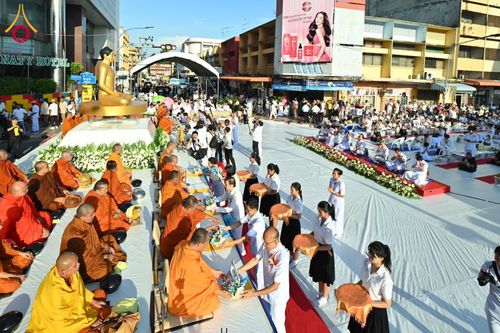 ภาพ No.147863:มหาสังฆทานครั้งยิ่งใหญ่ ตักบาตรพระ 10,000 รูป คณะสงฆ์ 4 ประเทศ 14 จังหวัดภาคใต้ วันอาทิตย์ที่ 11 สิงหาคม พ.ศ. 2567 ณ นิพัทธ์อุทิศ 3 ใจกลางนครหาดใหญ่ จ.สงขลา