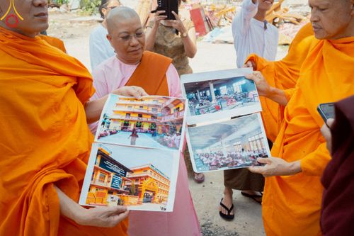 ภาพ No.220302:วันที่ 17 เมษายน พ.ศ. 2568 ผู้แทนวัดพระธรรมกาย ลงพื้นที่เยียวยา ซับน้ำตาเหยื่อแผ่นดินไหวมัณฑะเลย์