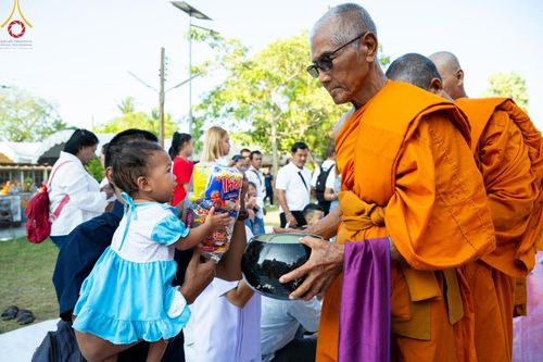 ภาพ No.131812:พิธีถวายสังฆทาน 323 วัด 4 จังหวัดชายแดนภาคใต้ ปีที่ 20 ครั้งที่ 167 และ พิธีมอบกองทุนหนุนแรงใจช่วยครูใต้ ปีที่ 17 ครั้งที่ 132 วันเสาร์ที่ 23 มีนาคม พ.ศ. 2567 ณ วัดมุจลินทวาปีวิหารพระอารามหลวง อ.หนองจิก จ.ปัตตานี