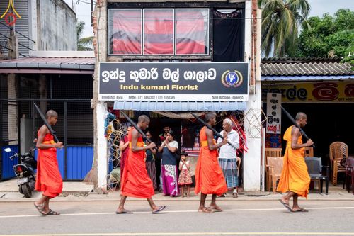 ภาพ No.140136:PhotoStory มหาศรัทธา ธรรมยาตราศรีลังกา EP.3  โครงการสยาม-ลังกา ธรรมยาตรา ฉลองเทศกาลวิสาขบูชาแห่งชาติ ศรีลังกา  บูชาธรรม 80 ปีหลวงพ่อธัมมชโย เส้นทางจาก เมืองดัมบูลลา ไปยัง เมืองมาตะเล  ตั้งแต่วันที่ 17-20 พฤษภาคม พ.ศ. 2567