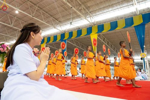 ภาพ No.153193:พิธีมุทิตาสักการะ พระภิกษุ-สามเณร ผู้สอบไล่ได้เปรียญธรรม ประโยค 1-2 ถึงประโยค ป.ธ.9 และบาลีศึกษา ประโยค1-2 ถึง บ.ศ.9 , พิธีมอบดวงแก้วสามเณรผู้ทรงบาลีไวยากรณ์ วัดพระธรรมกาย และ ศูนย์ส่งเสริมศีลธรรมในประเทศและต่างประเทศ วันอาทิตย์ที่ 8 กันยายน พ.ศ.2567